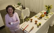 Directeur Erna van de Ven van Orientalis bij gedekte tafels, onderdeel van de expositie ”Proeven van het Midden-Oosten". beeld RD, Anton Dommerholt