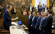 Burgemeester Aboutaleb van Rotterdam spreekt de nieuwe wethouders toe bij hun installatie in mei 2014. Drie van de zes eindigden niet als wethouder. De Jonge (2e van l.) maakte promotie tot minister. Langenberg (3e van l.) en Schneider (2e van r.) traden 