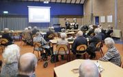 Bezoekers van de bijeenkomst voor hervormd-gereformeerde emeritus predikanten en predikantsvrouwen in Veenendaal. Vooraan v.l.n.r.: ds. P. Vermaat, ds. C. van den Berg en mevrouw R. van den Berg. beeld RD