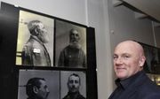 Astronaut André Kuipers opende vrijdag een expostie met de portretten van zijn voorvader, de bedelaar Gerrit Lut (bovenste foto’s). beeld Gervaise Coebergh