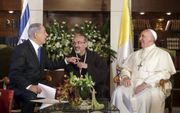 „In 2014 bezocht paus Franciscus Israël en de Palestijnse gebieden. Hij erkende daarbij slim de politieke symbolen van beide kampen.” Foto: Paus Franciscus en de Israëlische premier Netanyahu in Jeruzalem. beeld EPA