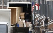 Verhuizers waren woensdag druk bezig om bij de Amerikaanse ambassade in Moskou spullen in te laden. De Russische autoriteiten hebben de vergunning van 60 VS-diplomaten ingetrokken.  beeld EPA, Maxim Shipenkov