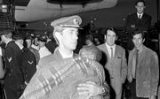 De eerste vijf Biafraanse kindjes kwamen op 9 oktober 1968 aan op Schiphol. beeld ANP, Cor Out