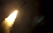 De Amerikanen, Fransen en Britten vuurden zaterdag vanaf drie locaties raketten af op drie doelen in Syrië.  beeld US Navy