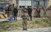 Zwaarbewapende veiligheidsdiensten houden een oogje in het zeil bij de rechtbank in Turkije waar maandag de zaak geopend werd tegen de Amerikaanse predikant Andrew Brunson.  beeld AFP, Ozan Kose