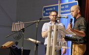 In De Schuilplaats in Ede werd donderdag de jaarlijkse ontmoetingsdag van de stichting Israël en de Bijbel gehouden. Het thema was: ”Israëli’s onderweg”. Foto: de Israëlische gastspreker Gal Peter Lavie (r.) sprak over zijn backpackreis naar Nieuw-Zeeland