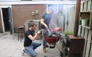 Spakenburgers Bastiaan Beekhuis (l.) en Niels Geuchies bloggen over barbecueën. Hun website trekt duizenden bezoekers per maand. beeld Sjaak van de Groep