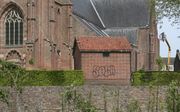 Het woord ”sosa”, straattaal voor cocaïne, tooit een gebouwtje bij de hervormde kerk in Asperen. Het stadje zucht onder een graffitiplaag. beeld André Bijl