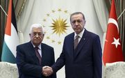 De Turkse president Erdogan (r.) met de Palestijnse leider Abbas.  beeld EPA