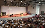 Nieuwtestamenticus dr. D. A. Carson (r.) sprak vrijdag in Hamburg op het jaarlijkse congres van Evangelium21, een een platform van reformatorische evangelicalen in Duitsland. „Bidden in de Naam van Jezus is geen magische formule.” beeld RD