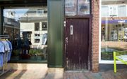 De met een deur afgesloten steeg in Dokkum. beeld Marcel van Kammen