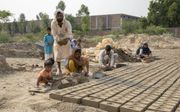 In steenfabriek in Pakistan werken vaak hele gezinnen: mannen, vrouwen en kinderen. Dagelijks moeten zij productiedoelen halen. beeld HVC