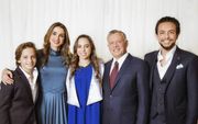 Op sociale media deelde koningin Rania twee weken geleden een gezinsfoto nadat prinses Salma (m.) haar diploma had gekregen. Prinses Iman (21) ontbreekt, zij studeert momenteel in de Verenigde Staten. beeld via Instagram