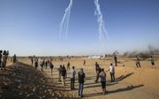 Israëlische drones vuren donderdag traangasgranaten af boven de Gazastrook tijdens Palestijnse protesten. Het is al wekenlang onrustig in de regio. Beeld AFP, Said Khatib