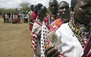 Privacy hangt in Oost-Afrika sterk samen met persoonlijke waardigheid. Veel stammen houden daarom van bedekkende kleding. Foto: leden van Maasai-stam.  beeld AFP, Simon Maina