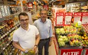 Zoon Anton (links) nam de supermarkt Van der Vliet in Nederhemert in april over van zijn vader Arie (rechts) beeld RD, Anton Dommerholt