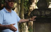 Peter Szemere verzorgt rondleiding op de Joodse begraafplaats in Trier. beeld RD, Evert van Vlastuin