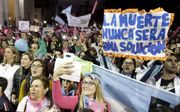 Demonstratie tegen abortus voor de kathedraal van Tucuman in het noorden van Argentinië, dit weekend. Het Argentijnse parlement stemt woensdag over een wetsvoorstel dat abortus legaal moet maken. beeld AFP, Walter Monteros