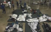 Opvang van illegale migranten in McAllen, Texas. Amerikaanse medewerkers van de immigratiedienst zouden bij bijna 2000 gezinnen de kinderen van de ouders hebben gescheiden. beeld AFP, douane VS