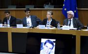 Europarlementariër Bas Belder (r) organiseerde woensdag een ontmoeting in het Europees parlement met de familie Goldin. beeld European Parliament