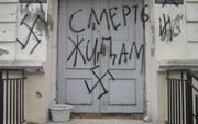 Hakenkruizen op een synagoge in de Krim. Beeld Ner Tamidsynagoge