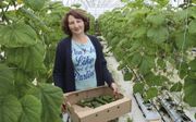 Jelena Aleksandrovna werkt bij het Russische glastuinbouwbedrijf Agropark. „We verbouwen nu komkommers, maar we willen ook andere groenten, fruit en bloemen gaan telen.” beeld William Immink