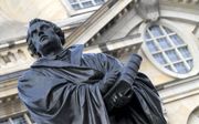 „Het onderscheid tussen wet en evangelie was voor Luther cruciaal om de Schrift te verstaan; het is de hermeneutische sleutel waarmee de betekenis van de Bijbel ontsloten wordt.” Foto: Lutherstandbeeld in Dresden.