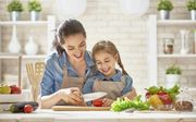 „Waarom is het minderwaardig als een vrouw en moeder achter het aanrecht eten klaarmaakt voor haar gezin? beeld iStock