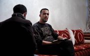 De Marokkaanse jeugdpastor Choaib El Fatehy (26) in een ruimte waar christenen in het geheim samenkomen. Een vriend wilde niet herkenbaar op de foto, om problemen te voorkomen. beeld Jaco Klamer