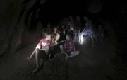 Grotduikers vonden maandag in een grot in Thailand het al negen dagen vermiste 13-koppige voetbalteam. De jongens zijn in leven, maar sterk verzwakt. beeld EPA, Royal Thai Army