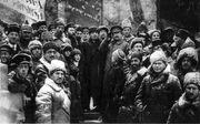 Lenin, Trotsky en Kamenev vieren in 1919 de verjaardag van de Russische Revolutie van 1917. beeld Wikipedia