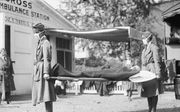 Twee Amerikaanse verpleegsters dragen een grieppatiënt weg. De epidemie velde veel soldaten en beïnvloedde het eind van de Eerste Wereldoorlog. beeld National Photo Company / LCC