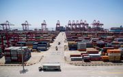 Containers in de haven van Shanghai, China. Washington voerde vrijdag invoerheffingen van 25 procent in op Chinese producten. beeld AFP, Johannes Eisele