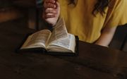 Bijna negen op de tien Amerikanen leest het liefst uit een papieren Bijbel, blijkt uit het onderzoek van Barna Group en de American Bible Society.  beeld Unsplash, Priscilla du Preez