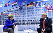 De Amerikaanse president Trump en de Duitse bondskanslier Merkel hadden woensdag in Brussel wel het een en ander te bepraten na de beschuldiging van Trump dat Duitsland in de macht van Rusland is. beeld AFP, Brendan Smialowski