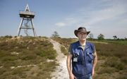 Veehouder Peter Thönnissen bij een uitkijktoren in Nationaal Park De Maasduinen. beeld RD, Henk Visscher