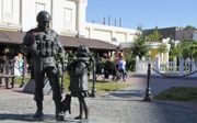 Het ”monument voor beleefde mensen” in Simferopol, de Krim. beeld Floris Akkerman
