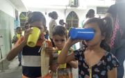 Kerken in Venezuela delen bekers met havermoutpap uit aan kinderen, van wie de ouders als gevolg van de hyperinflatie geen voedsel meer kunnen kopen. De hulpactie wordt gecombineerd met evangelisatiewerk. beeld TWR