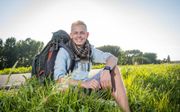Wouter Kleijbeuker (26) met zijn favoriete reisblouse: „honderd procent katoen, dat is heerlijk luchtig.” beeld RD, Cees van der Wal