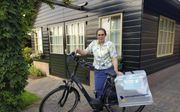 Hennie Bosch uit Ederveen kan weer het Reformatorisch Dagblad bezorgen bij zeventig abonnees. Op 10 juli werd haar fiets gestolen. Abonnees betaalden een nieuwe fiets. beeld familie Bosch