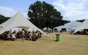 Op het terrein van landgoed Velder in het Brabantse Liempde staan talloze tenten opgesteld voor de New Wine-zomerconferentie. Door de aanhoudende droogte en hoge temperaturen kleurt het gras op het terrein geel. beeld RD