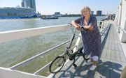 Janneke van Hoven (56) fietste rond de voormalige Zuiderzee en langs de Noordzee. „Water en fietsen vind ik een heerlijke combinatie.” beeld Roel Dijkstra