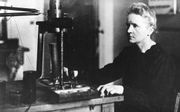 Marie Curie in een laboratorium in Parijs. Ze hielp soldaten met röntgenapparatuur. beeld AFP