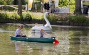 Kanoën en waterfietsen op de Terdege Zomerfair op landgoed De Schaffelaar in Barneveld. beeld RD, Henk Visscher