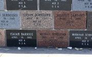Gedenksteen met de namen van 77 omgekomen sekteleden in Mount Carmel, VS. beeld RD