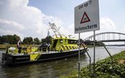 AMSTERDAM - Een bord bij het Amsterdam-Rijnkanaal om het langskomende vaarverkeer te attenderen op een door Rijkswaterstaat aangelegd bellenscherm waarmee de verzilting van het water wordt bestreden. ANP ALEXANDER SCHIPPERS