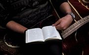 Mehdi Daniel (26) is lid van de ondergrondse kerk in Marokko. Alleen zijn Bijbel mag op de foto worden gezet. beeld Jaco Klamer