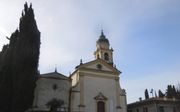 Parochiekerk van Sona, in de Italiaanse provincie Verona. Door ontkerkelijking worden steeds meer parochies opgeheven.  beeld Wikimedia
