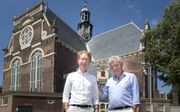 Ds. Johan Visser (l.) en dr. Paul Visser bij de Noorderkerk in Amsterdam. beeld RD, Henk Visscher