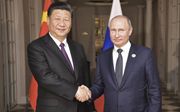 De Chinese president Xi Jinping (l.) hier naast een andere sterke man, de Russische president Poetin.  beeld AFP, Alexey Nikolsky